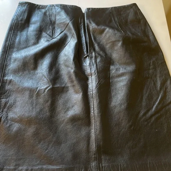 Alfani Black Lamb Leather Skirt. Size 6. Good pre-owned condition. - Picture 4 of 4